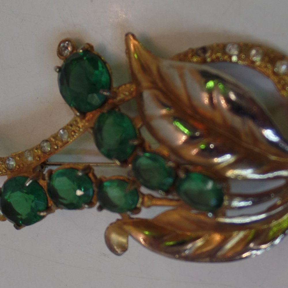 Vintage Goldtone & Green Stone Brooch, Unbranded apx 3" X 1.75"  Eyecatching! - Picture 2 of 10